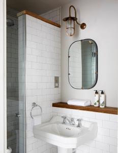 布里斯托Artist Residence Bristol的白色的浴室设有水槽和镜子