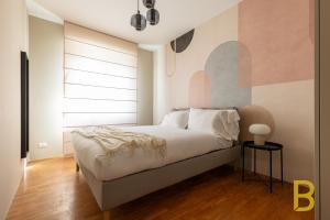 米兰BePlace Apartments in Fiera的一间卧室配有一张带彩色墙壁的床