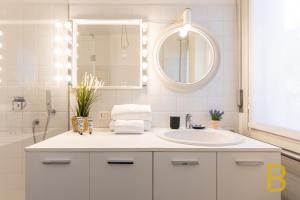 米兰BePlace Apartments in Fiera的白色的浴室设有水槽和镜子