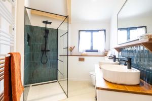 比亚里茨Biarritz Surf Lodge Chambre d'hôtes的一间带两个水槽和玻璃淋浴间的浴室