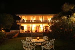 本托塔拉努纳阿育吠陀度假酒店的夜晚带桌椅的房子