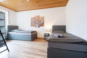 埃默里希Work & Stay Apartment Emmerich的配有木天花板的客房设有两张床。