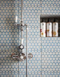 布里斯托Artist Residence Bristol的浴室设有淋浴和4个白色瓶子