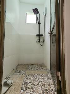 MHARI Bungalows & Studio Rooms的一间浴室