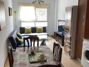 阿瓜杜尔塞Lovely Apartment in Aguadulce near Playa da Ventilla的客厅配有桌子和沙发