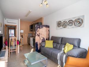 阿瓜杜尔塞Lovely Apartment in Aguadulce near Playa da Ventilla的客厅配有沙发和桌子