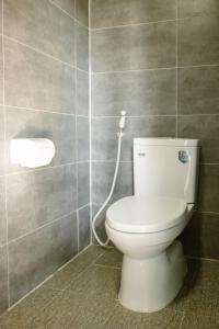 大叻Scent Bungalow - Village的浴室设有卫生间和一卷卫生纸