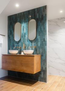 博德赫拉芬Huisje Hartenlust的浴室设有2个水槽和2面镜子