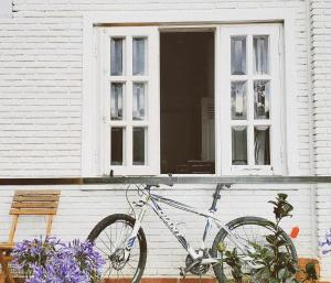 大叻Scent Bungalow - Village的停在窗户前的自行车