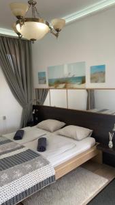 贾尔Toscan Panzió的一间卧室设有两张床和天花板
