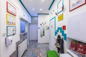 布达佩斯Amber Gardenview Studios Downtown的浴室铺有瓷砖地板,设有走廊。