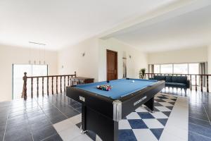 梅阿利亚达GuestReady - Quinta do Sol的客厅位于一楼,设有台球桌