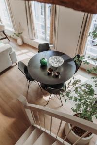 登博斯The Guest Apartments - Lange Putstraat的客厅配有一张黑桌子和椅子