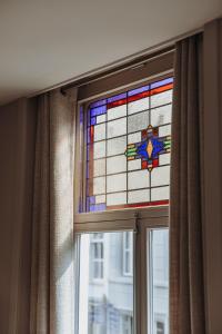 登博斯The Guest Apartments - Lange Putstraat的窗户,有彩色玻璃窗