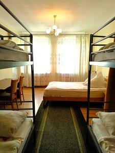 热舒夫Hostel Omega的一间卧室设有两张双层床和一扇窗户。