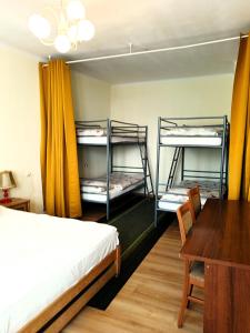 热舒夫Hostel Omega的带两张双层床和一张桌子的房间以及一间用餐室