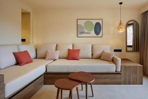 滨海托萨Zel Costa Brava的客厅配有沙发和桌子