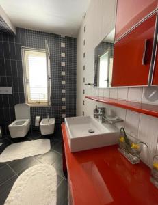 地拉那ALBJONA GUESTHOUSE TIRANA的一间带水槽和卫生间的浴室