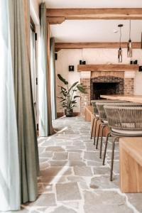 佐内贝克Vakantiewoning Domein Hooverbosch的一间带椅子的客房和带壁炉的石地板