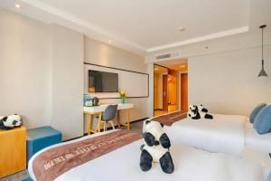 成都泰平·崇丽酒店(成都太升南路地铁站店)的酒店客房设有两张床,里面装有动物