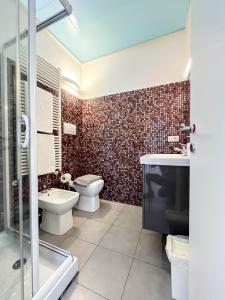 佩拉Mauremile的浴室配有卫生间、盥洗盆和淋浴。