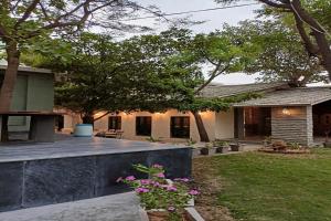乌代浦Banjara Hills Jungle Lodge的一座带木甲板的房屋的后院