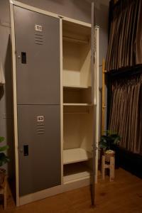 曼谷木材旅舍的一间更衣室,房间内有橱柜