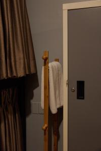 曼谷木材旅舍的挂在门边毛巾架上的毛巾