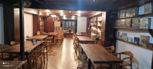 胡志明市Coliving wooden hostel The GK - Rooftop cocktail bar & restaurant - City central - Local experience的餐厅里一排桌椅