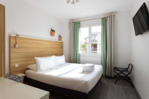 弗雷瑞斯L'Oasis Hotel的酒店客房设有床和窗户。