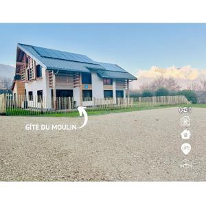 Gîte du Moulin- CLG Savoie - Vélo tourisme - 3CH - 2SDB的一张带车道的房子的照片