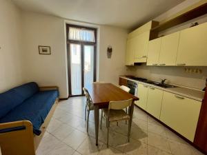 格拉多Posta Vecchia的一个带桌子和蓝色沙发的小厨房