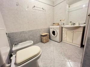 格拉多Posta Vecchia的浴室配有卫生间、盥洗盆和洗衣机。