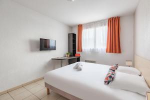 维特罗勒Appart'City Classic Marseille Aéroport - Vitrolles的卧室配有白色的床和电视。