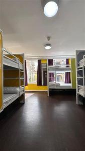 爱丁堡Safestay Edinburgh Cowgate的一间房间,设有三张双层床