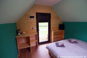 博维茨Base camp - Glamping resort Bovec的一间卧室配有一张床、一张书桌和一个窗户。