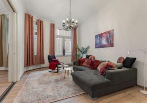奥尔登堡LoC-Oldenburg Altstadt的带沙发和地毯的客厅