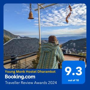 麦罗肯机Young Monk Hostel & Cafe Dharamkot的一个人从房子里看出去