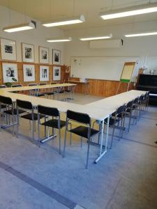 MoshultamålaMoshults Vandrarhem的教室里一张大桌子和椅子