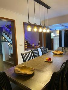 基加利Furnished House at Kibagabaga的一间带木桌和椅子的用餐室