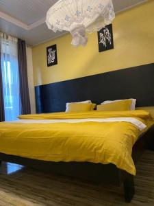 基加利Furnished House at Kibagabaga的一间卧室配有黄色的大床和黄色床单