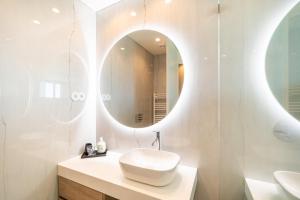 AnissóGuestReady - Quinta Leitão 3的一间带水槽和镜子的浴室