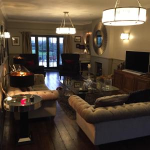 Hurst GreenIngram House with Hot Tub的客厅配有两张沙发和一台电视机