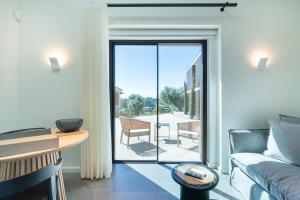 AnissóGuestReady - Quinta Leitão 3的带沙发和滑动玻璃门的客厅