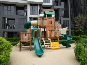 邦涛海滩Family 2bd apartments in Laguna SkyPark的大楼前带滑梯的游乐场