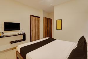 新德里Hotel Franklein Suites At Delhi Airport的一间卧室配有一张床和一台平面电视