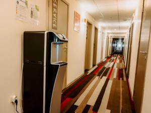 索非亚Ibis Sofia Airport Hotel的走廊里一个空的走廊,走廊里设有冰箱