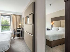爱丁堡爱丁堡干草市场美居酒店的酒店客房配有两张床和一张书桌