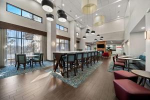 欧佩莱卡奥本地区欧佩莱卡I-85希尔顿恒庭旅馆&套房酒店的用餐室设有桌椅和窗户。