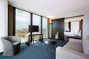 巴塞尔HYPERION Hotel Basel的酒店客房设有沙发、床和窗户。